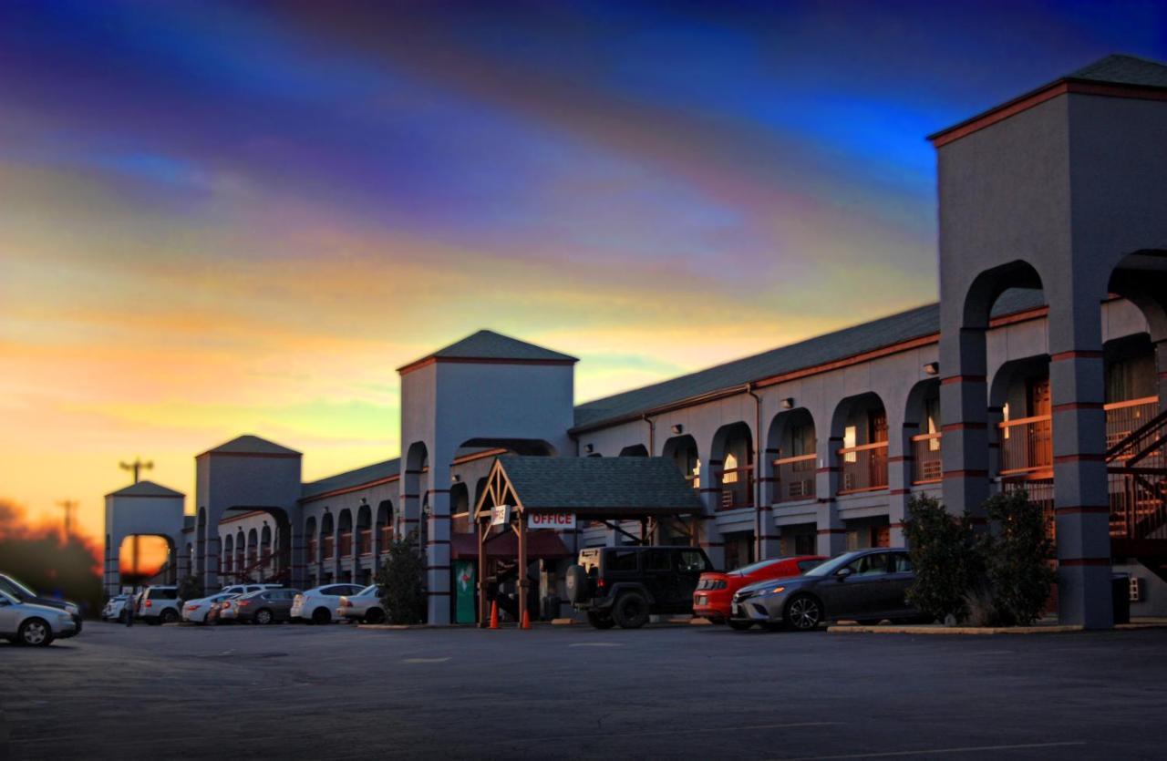 Americas Best Value Inn San Antonio - At&T Center/Fort Sam Houston Екстериор снимка
